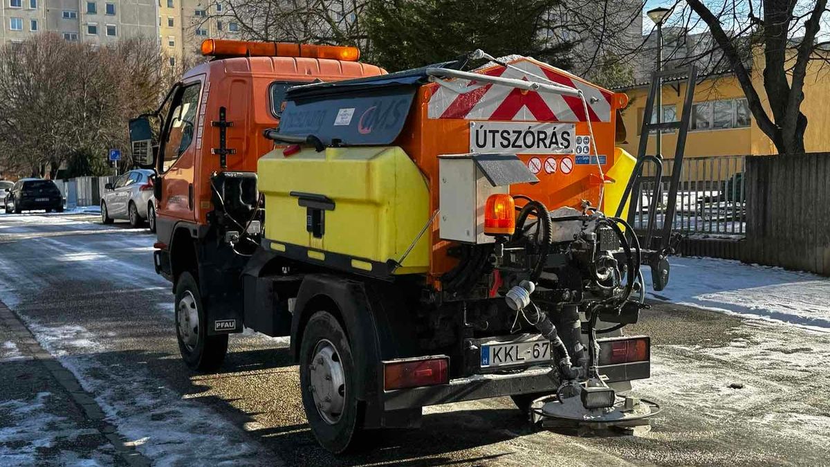 Már több mint 200 tonna sót kiszórt a VKSZ, megállás nélkül végzik a síkosságmentesítést