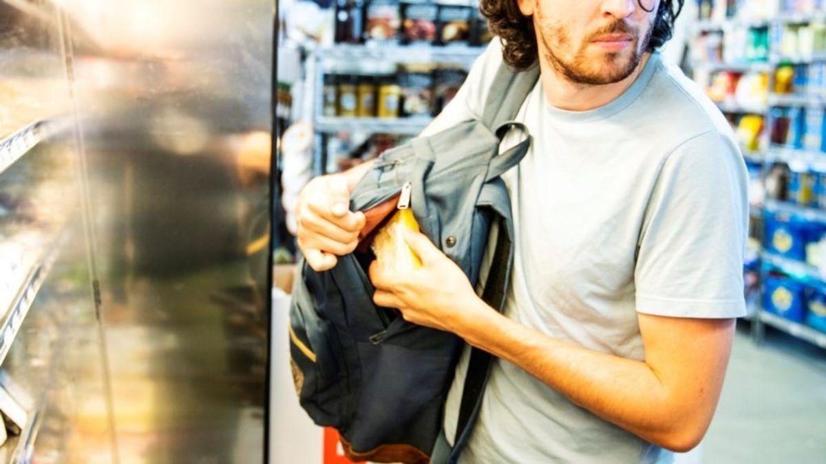 Alig múlt 18 éves, de már nagyon hosszú a bűnlajstroma, alvó embert is kifosztott