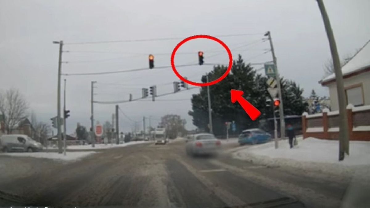 A rendőrök orra előtt hajtott át a piroson a lekapcsolt autós – Te fékeztél volna a hóban? (videó)