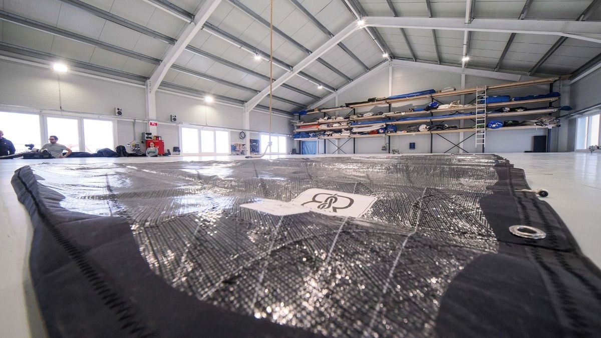 Közép-Európa egyik legnagyobb vitorlakészítő műhelyét nyitották meg Tótvázsonyban (galéria + videó)