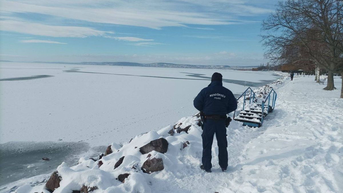Veszélyes mutatványok a Balatonon: a rendőrség leállította a jégre merészkedőket (+ videók)