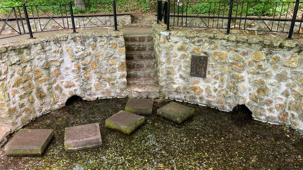 Túrázók hibáztak nagyot a bakonyi szent kútnál, veszélybe került a természet