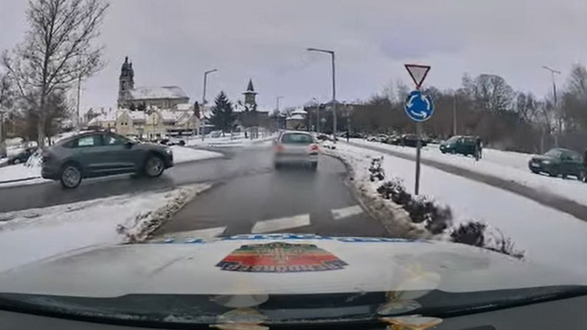Nem adott elsőbbséget a körforgalomban haladó járműnek, majdnem baleset lett a vége (videó)