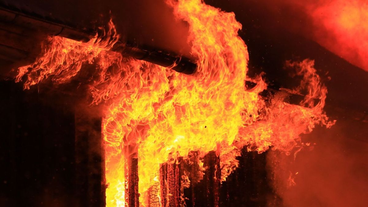 Brutális gyilkossági kísérlet Várpalotán: rágyújtotta a házat haragosaira az ittas férfi