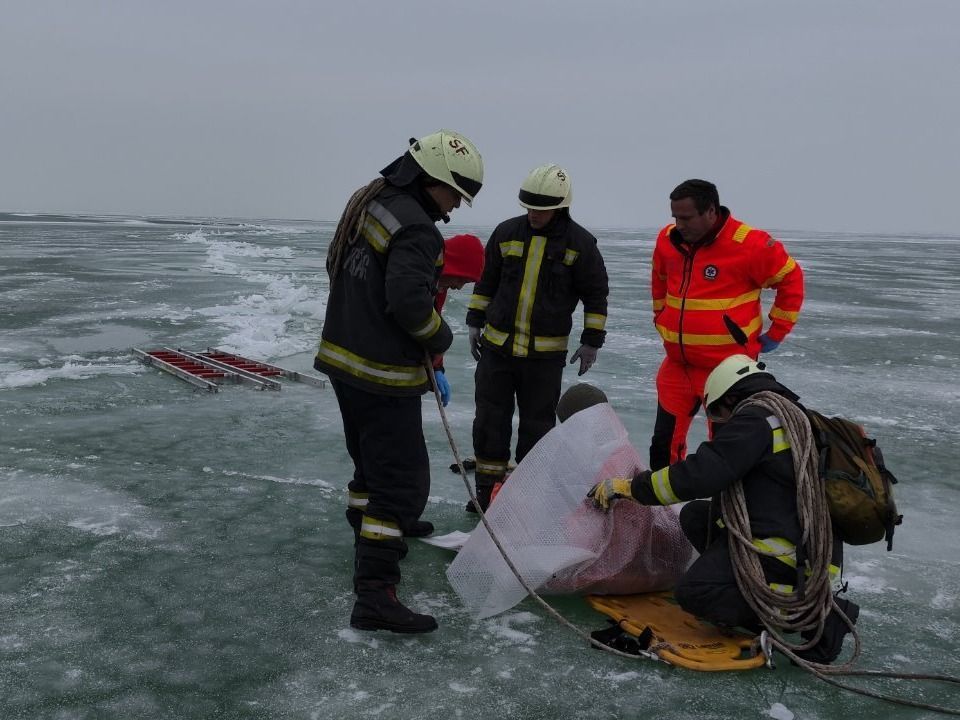 Tragédia a Balatonon: életet követelt a jég, s többen balesetet szenvedtek