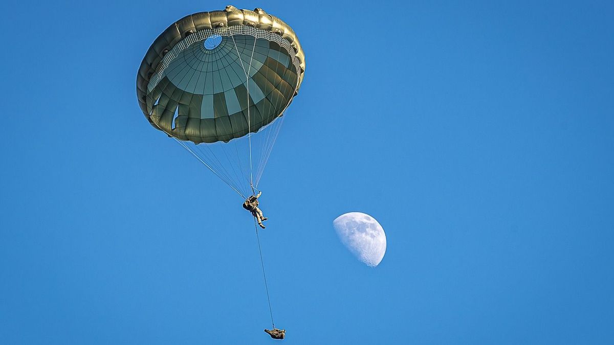 400 méter magasból a földre: különleges légi deszant a Bakonyban (+galéria)