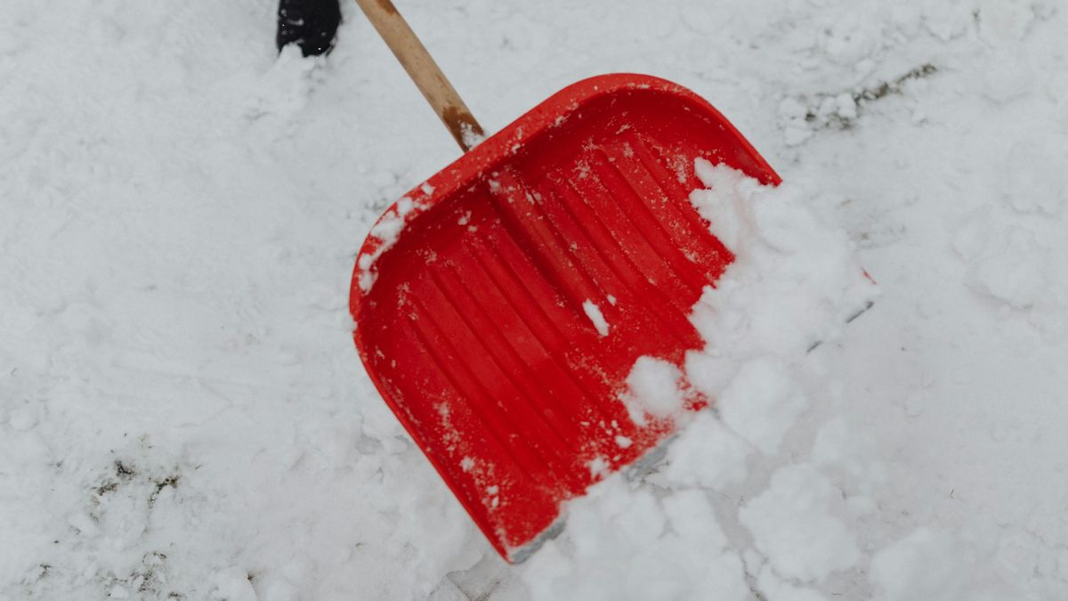 Vitába keveredett a férfi, majd előkerült a hólapát (+ videó)