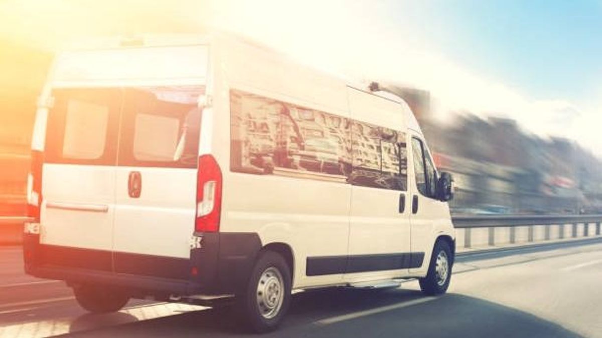 Fák közé szorult egy kisbusz Zalahaláp és Nyirád között