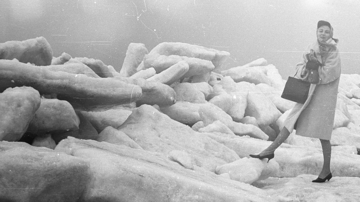 Kemény telek, vastag jégpáncél: ilyen volt régen a befagyott Balaton (+ galéria)