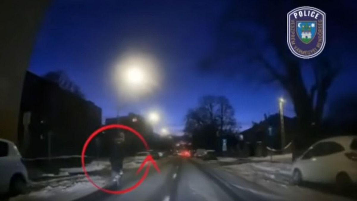 Életveszélyes döntés: sötétben kivilágítatlanul, fekete ruhában kerékpározott (videó)