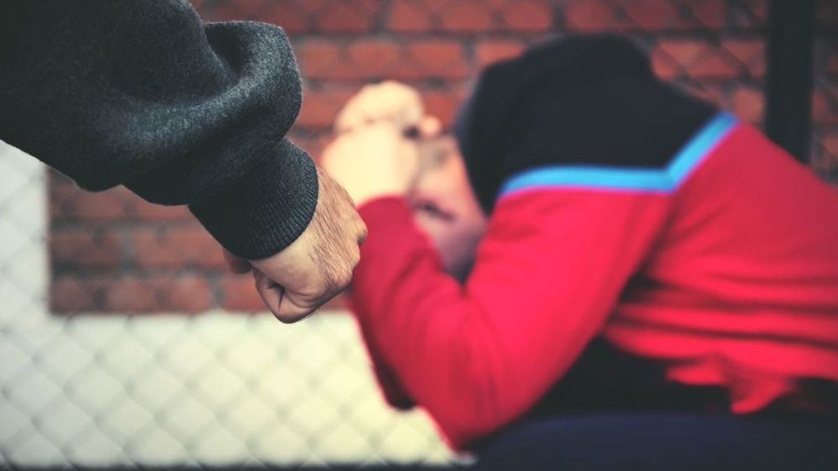 Brutális támadás Pápán: az utcán esett neki egy járókelőnek egy 25 éves férfi