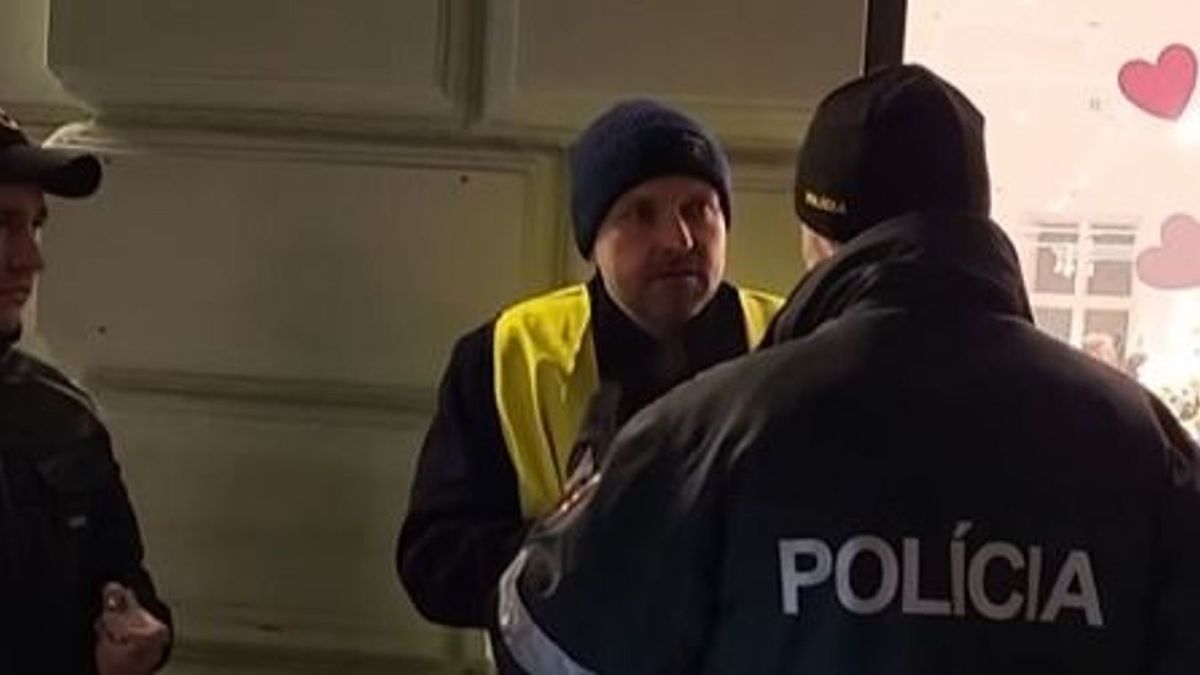 Rendőrök vitték el a Magyar Szövetség politikusát Pozsonyban, Szijjártó Péter is reagált