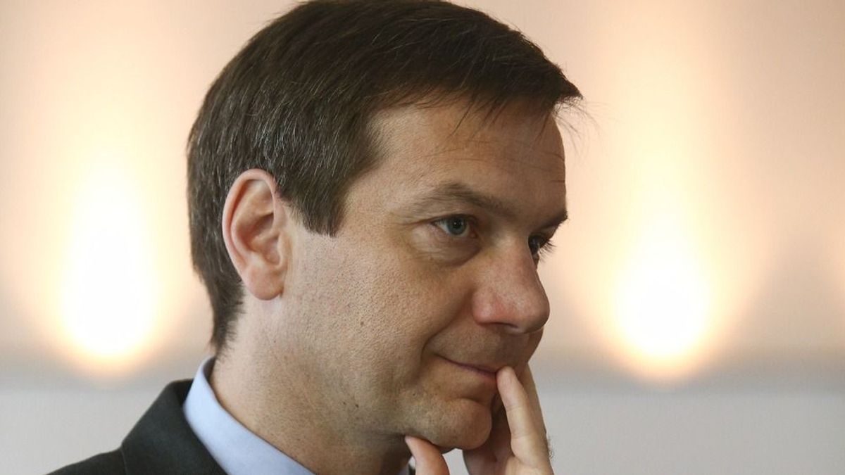 Magyar Péter bemutatta legújabb igazolását, aki szintén Bajnai Gordonhoz köthető