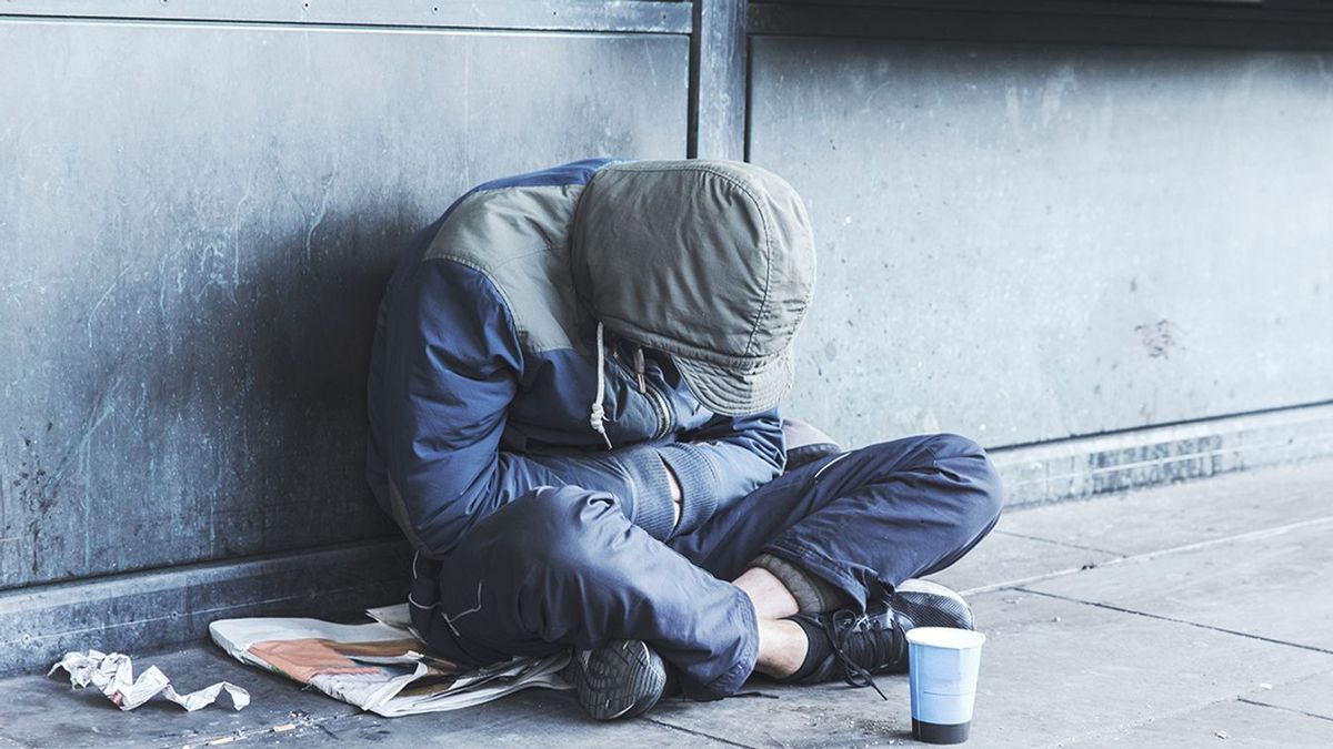 Vörös kód: ha bajba jutott embert lát az utcán, ezeket a számokat hívja