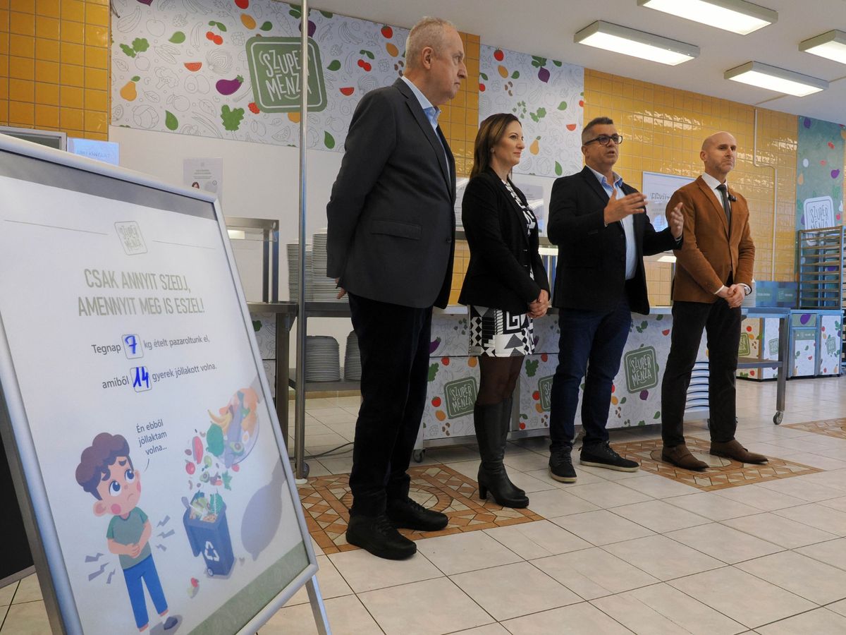 Kontrát Károly, Hegedűs Barbara, Bercsényi László és Enyedi Csaba a Szuper Menza megnyitásán