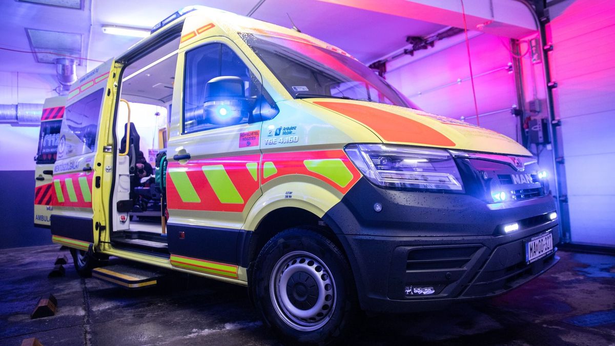 Új mentőautóval gazdagodott a Veszprémi Mentőállomás (galéria+videó)