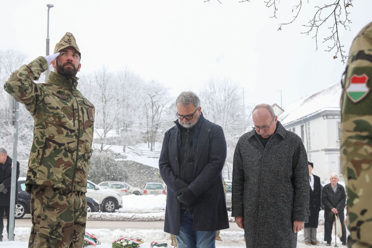 Muraközy Péter alpolgármester és Porga Gyula polgármester a doni hősök tiszteletére rendezett megemlékezésen