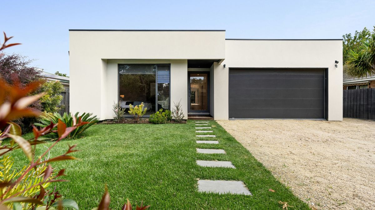 Funkcionális megoldások a telken: acélszerkezetek járműveknek és háziállatoknak