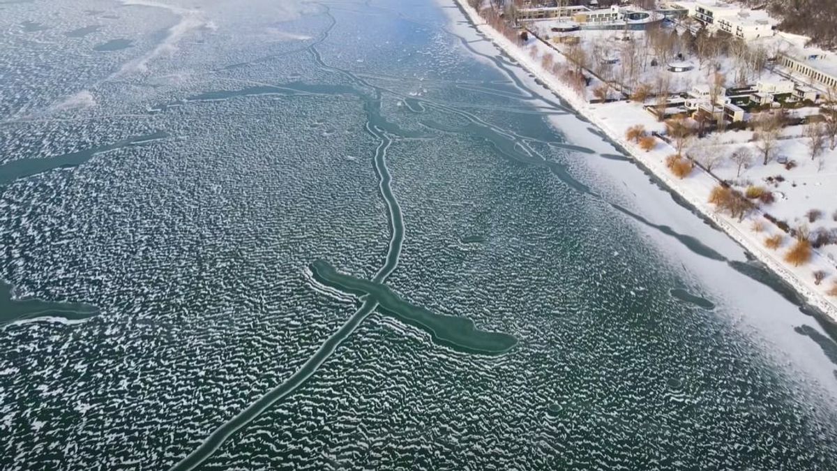 Nem mindennapi látvány! Videón a Balaton alakú jegesedés