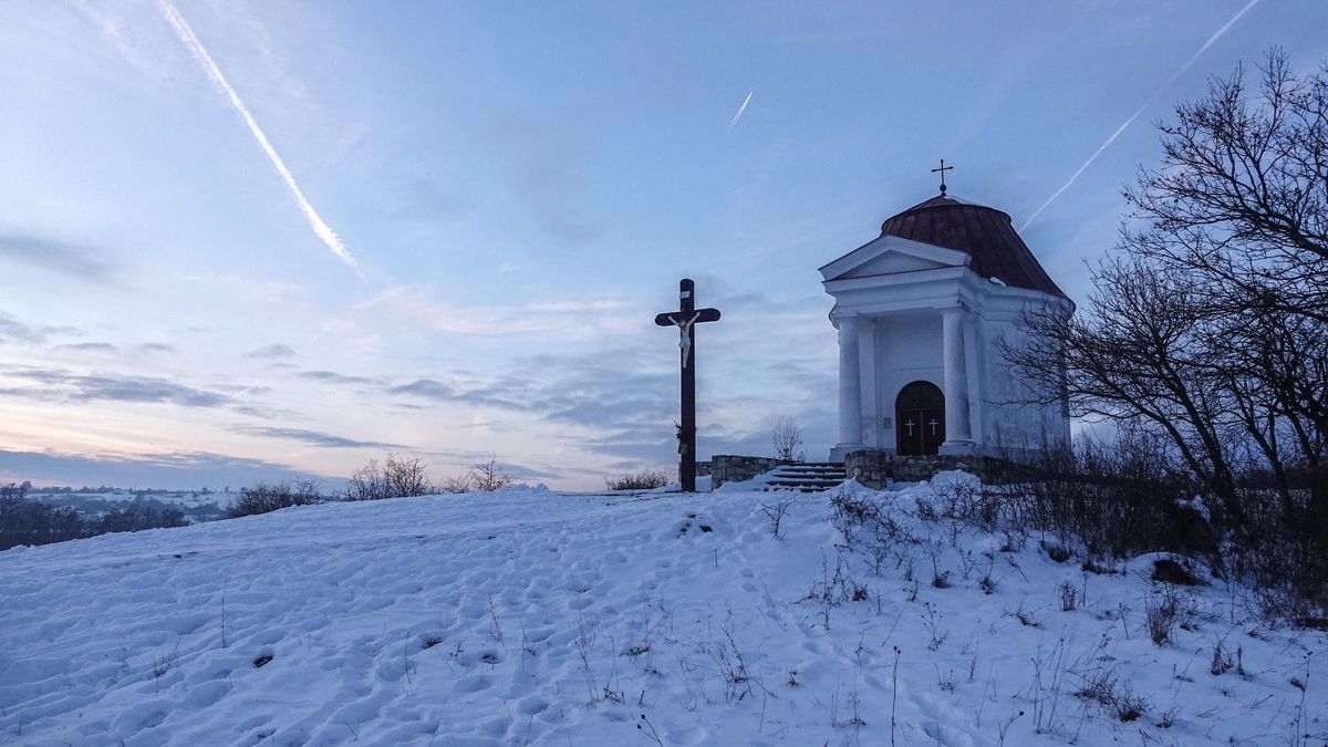 Fehérbe burkolódzott a márkói Kálvária-kápolna (fotók, videó)