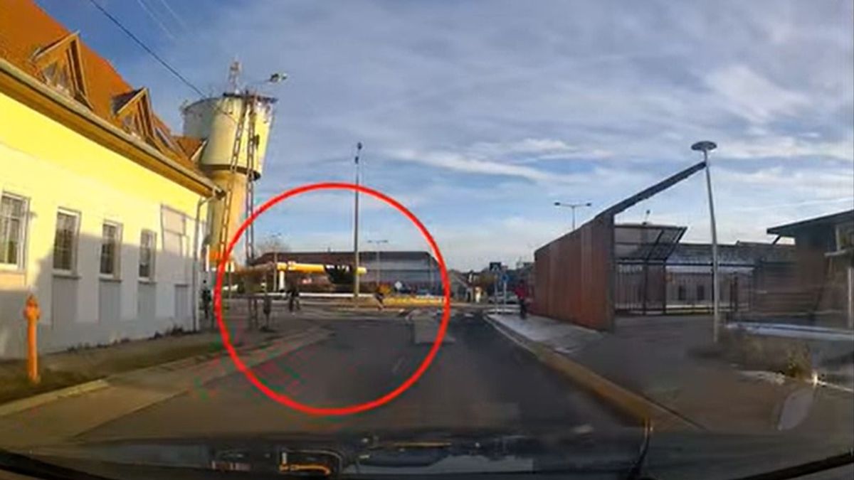 A kijáraton tekert be a körforgalomba – pechjére rendőrök is ott voltak