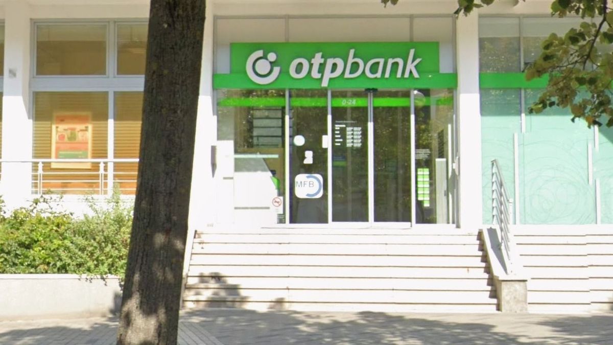 A fél város dühöng: valaki az automatánál könnyített magán a veszprémi OTP-ben