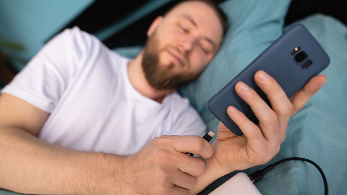 Figyelmeztetést adtak ki a mobilgyártók: ne így töltsük a telefonunkat!