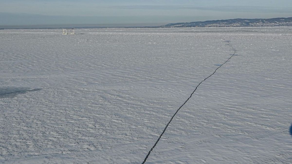 Látványos, de életveszélyes jelenséget örökítettek meg a Balaton felszínén