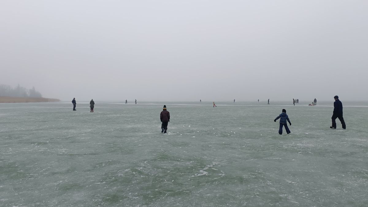 Tilos a korcsolyázás a Balatonon – az utolsó jégpályát is bezárták (+videó)