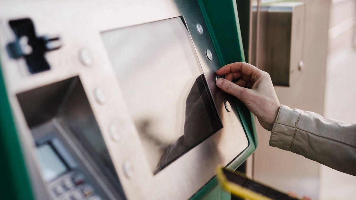 Tarkón vágta a forgalmi szolgálattevőt, mert nem vette meg helyette a jegyét