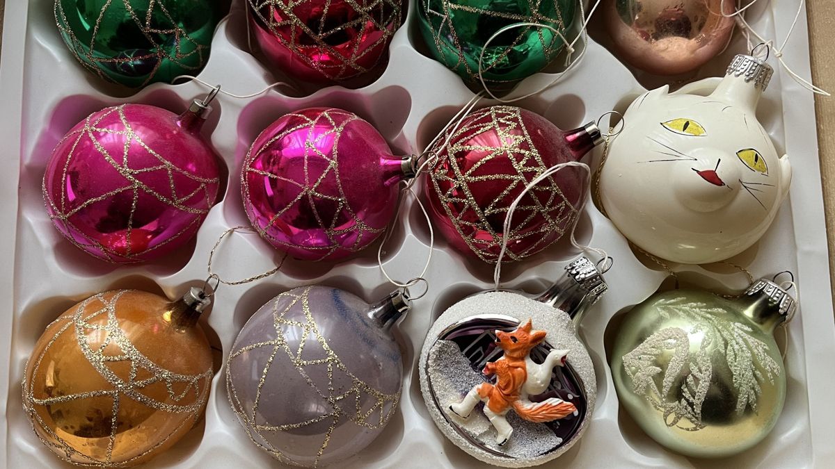 Dobozoltok már? Egy percet várjatok még a karácsonyfadíszekkel!