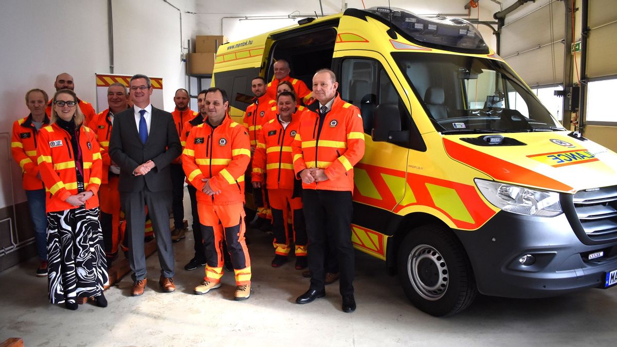 Új mentőautót adott át Takács Péter Pápán