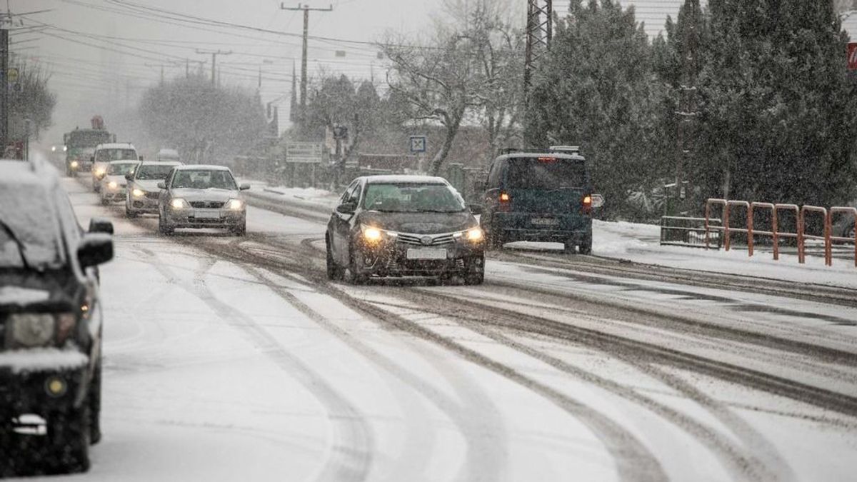 A rendőrség óvatos közlekedésre inti a sofőröket az erős havazás miatt (videó)