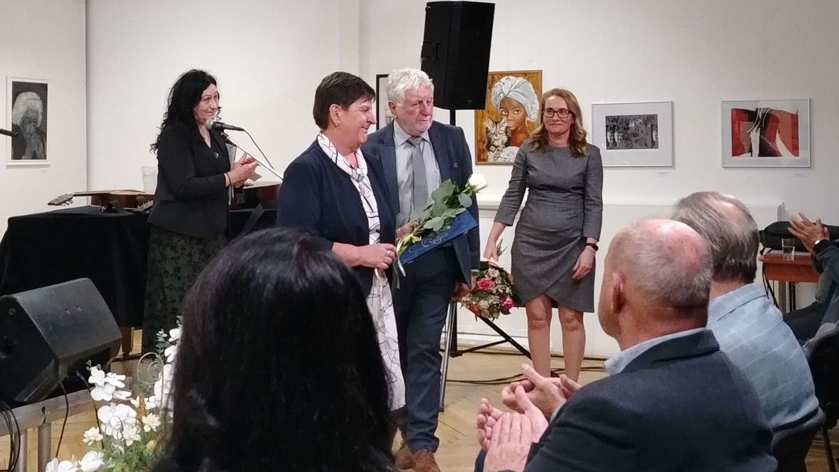 Díszoklevelet kapott a nyugalmazott igazgató