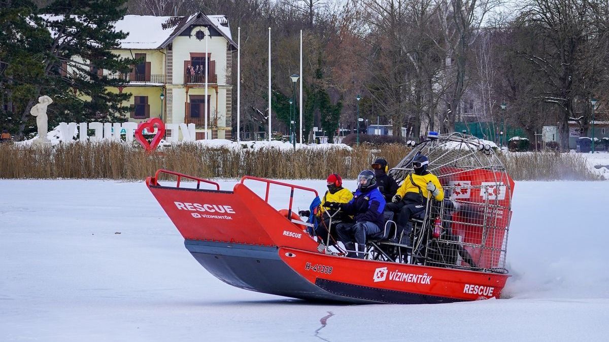 Airboatokon szelték a vízimentők a Balaton jegét (+fotók)