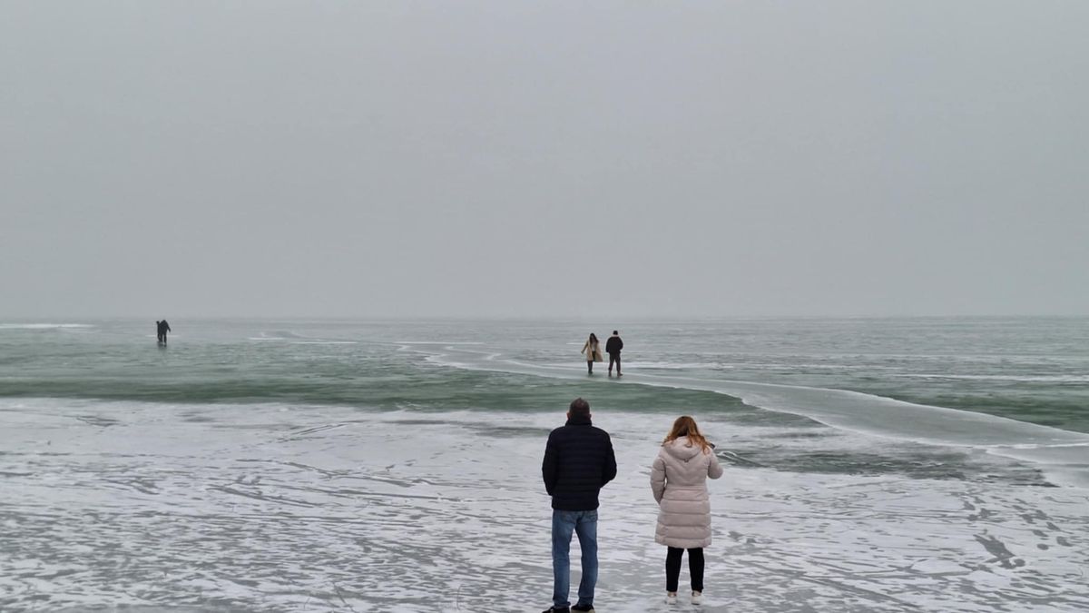 Veszélyes a Balaton jege, több embert is menteni kellett!