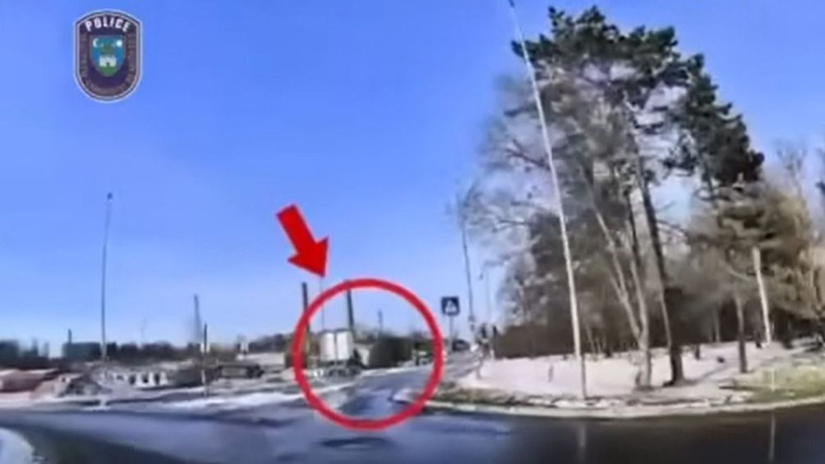 Forgalommal szemben hajtott a kerékpáros, a rendőrök elcsípték (videó)