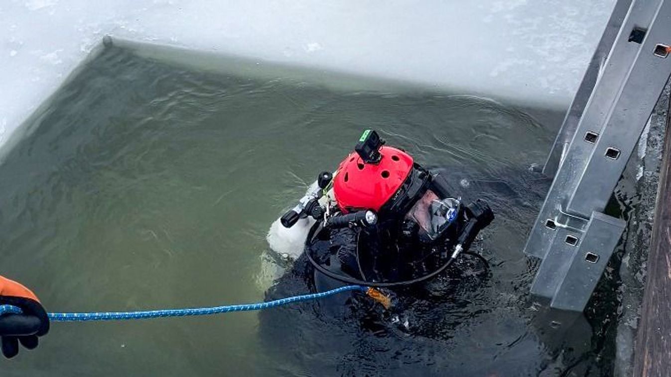 Jég alatti merülés és eszközmentés: így készülnek a vízimentők a Balatonon Kép