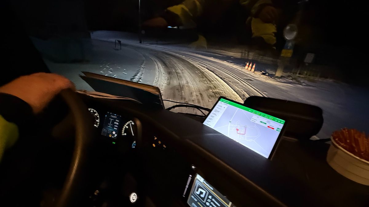 Havazás után is elszállítják a szemetét? Mutatjuk, meddig jutottak a kukások a havas úton (videó)