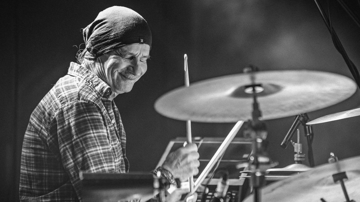 Gyász: elhunyt a népszerű magyar zenekar alapító dobosa