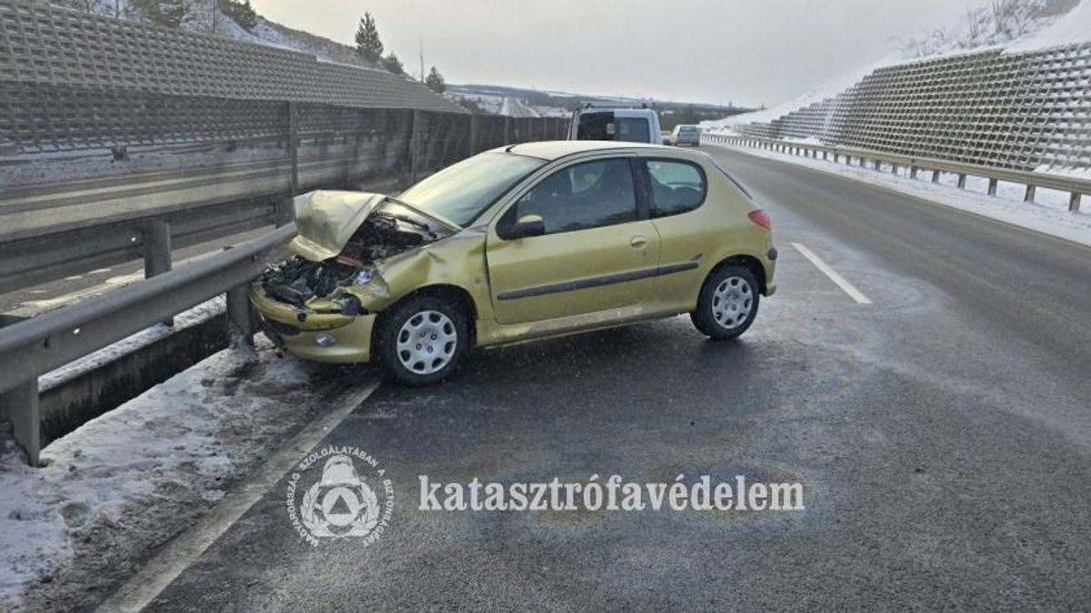 Nem unatkoztak a tűzoltók vasárnap: égtek a kémények, törtek az autók