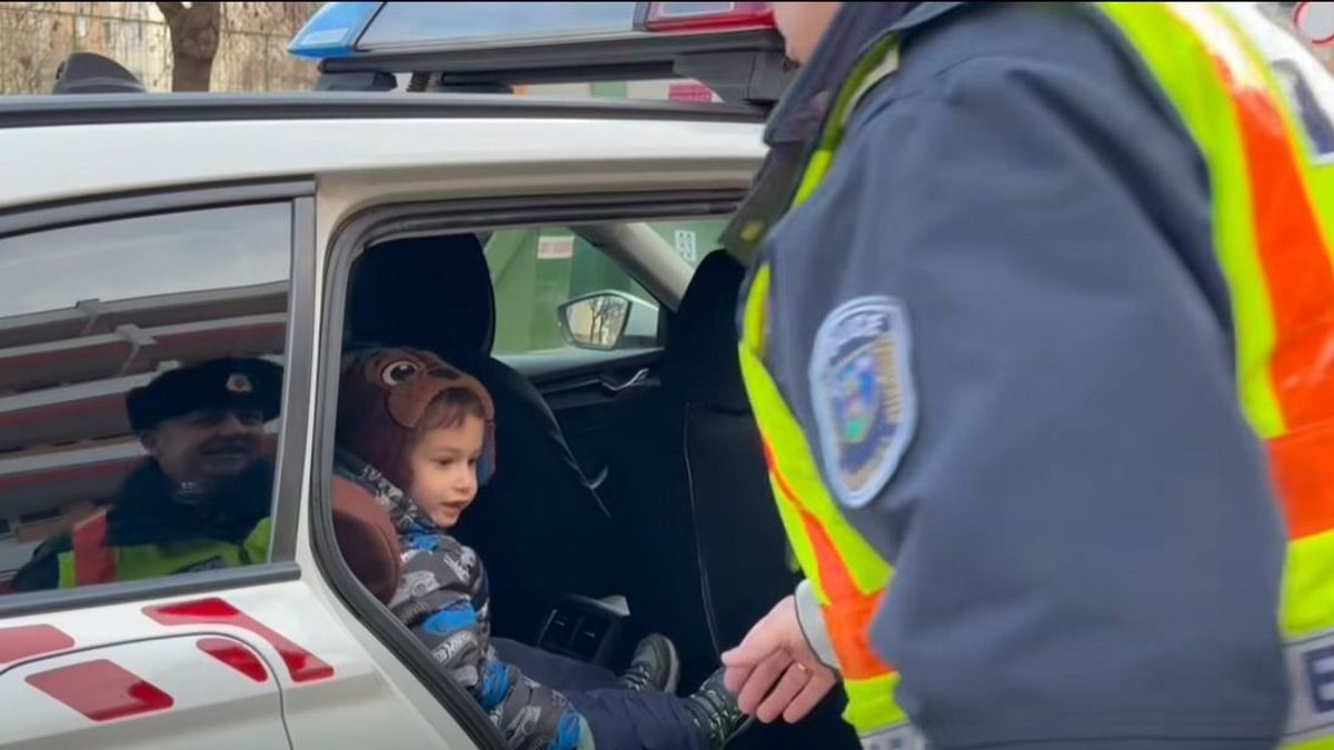 Rendőrök váltották valóra egy kisfiú álmát Ajkán +videó