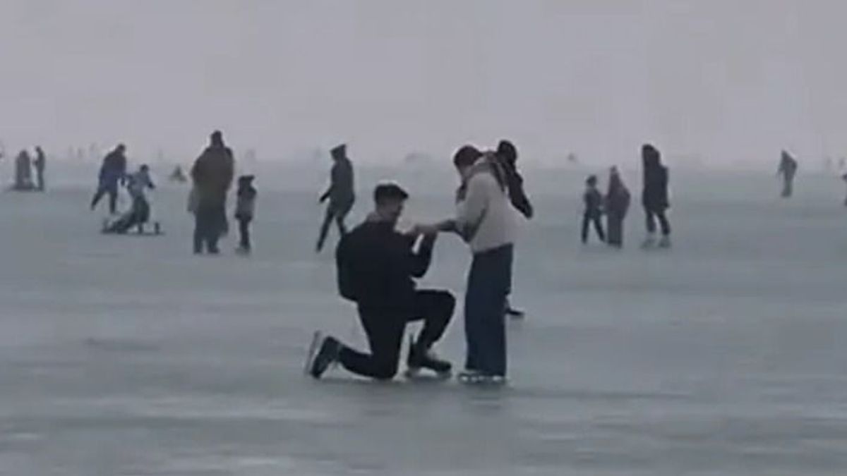 A Balaton jegén térdelt le – Keresik a titokzatos jegyespárt! (videó)