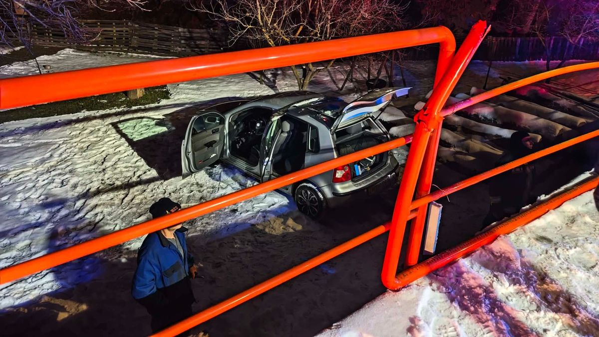 Átszakította a korlátot és lerepült az útról egy autó Ajkán (helyszíni fotók)