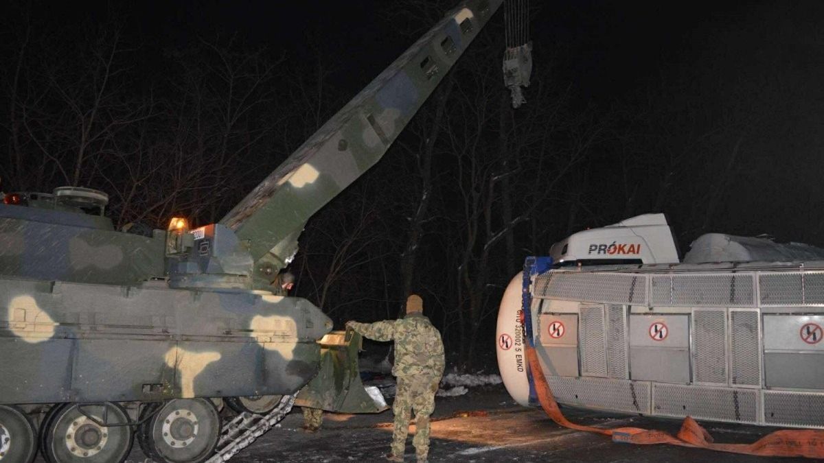 Bevetésen a honvédségi mentő-vontató: látványos fotókon a csütörtöki akció (galéria)