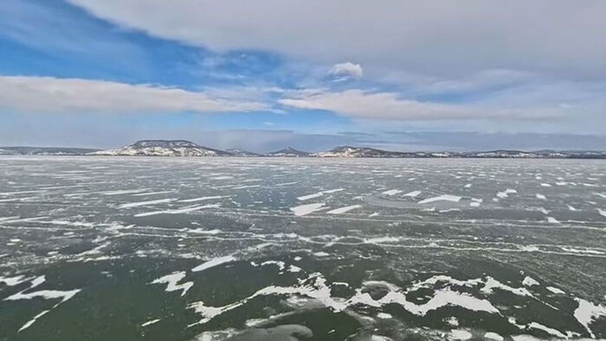 Lenyűgöző fotó az űrből, így néz ki a befagyott Balaton türkizkék jéggel