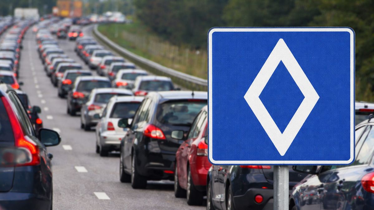 Ha külföldre indulsz, figyeld a rombuszt: ez az új közlekedési tábla dönt, ki haladhat gyorsabban