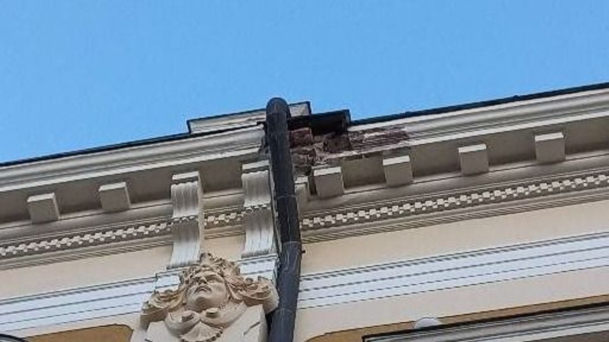 Veszélyes lehet a járókelőkre a főispáni lak homlokzata?