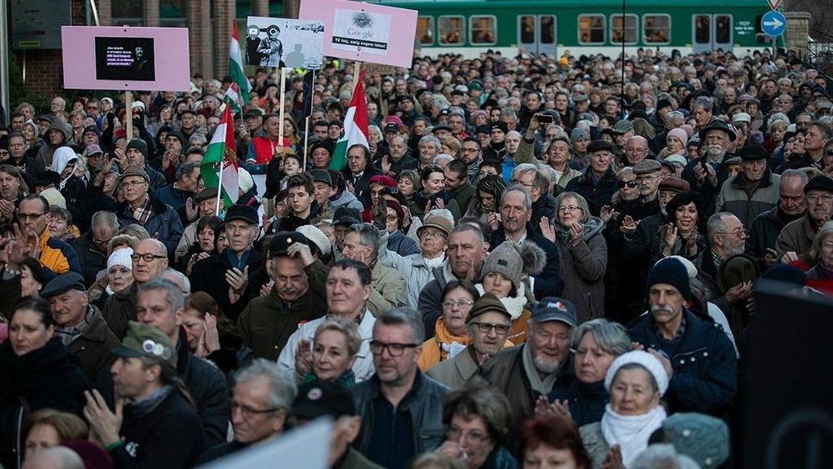 Jogtalanul törölték a Pesti Srácok YouTube-csatornáit