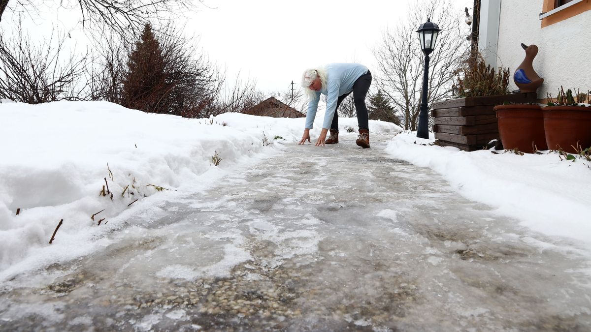 Komoly kártérítés járhat, ha a jeges járdán esik el
